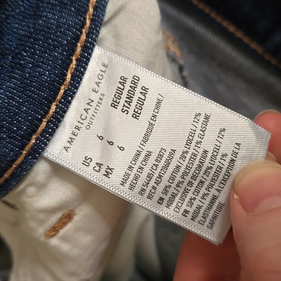 American Eagle Mom Straight Jean, Women's 6 Regular, Great Condition - Picture 9 of 13